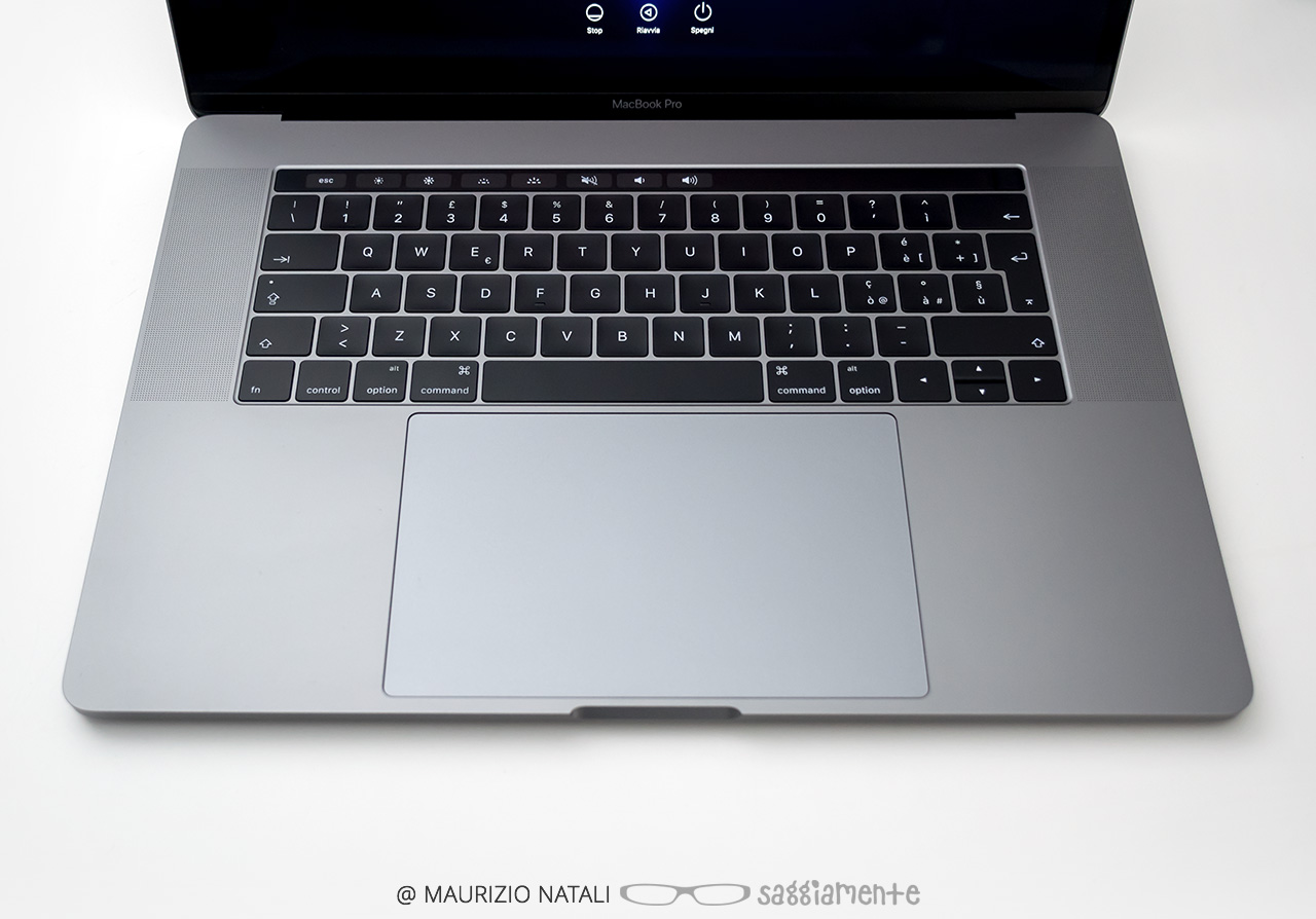 macbookpro15-touchbar-trackpad